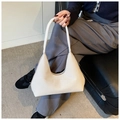 Primer plano detallado de la textura tejida y el diseño minimalista del bolso hobo color beige - Beige