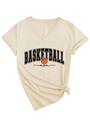Dettaglio della t-shirt scollo a V con stampa Basketball Mom, maniche risvoltate e nodo - S / Sabbia (Grafica Nera)