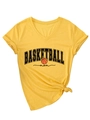 Dettaglio della t-shirt gialla con scollo a V, stampa Basketball Mom e nodo alla moda - S / Giallo (Motivo nero)