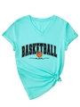 Dettaglio maglietta scollo a V verde menta con stampa Basketball Mom e nodo sul fondo - S / Blu Acqua Profonda (Grafica Nera)