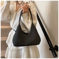 Detalle de bolso de hombro negro con textura trenzada y cierre de cremallera moda - Negro