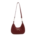 Bolso hobo burdeos con textura trenzada y un adorno de lazo metálico dorado - Rojo