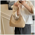 Detalle del bolso de media luna tejido beige con textura fina y cremallera metálica plateada - Caqui