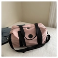 Pinkfarbene Reisetasche mit schwarzen Tragegriffen und Gurt für Sport und Fitness - Rosa