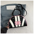 Detalle de bolso bowling de cuero negro con bordado 96 rosa y remaches de estrellas - Negro