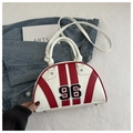 Detalle de bolso bowling estilo deportivo vintage con parche número 96 y remaches estrella - Blanco