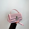 Borsa a tracolla rosa con paillettes, chiusura dorata e manico su sfondo grigio chiaro - Rosa