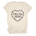 Dettaglio della maglietta in cotone beige con stampa a cuore Sisters' Trip 2026 - S / Sabbia (Font Nero)