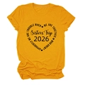 Dettaglio della grafica a cuore Sisters' Trip 2026 su una t-shirt gialla vivace - S / Giallo Senape (Testo Nero)
