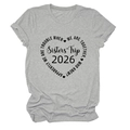 Détail de l'imprimé graphique coeur Sisters' Trip 2026 sur t-shirt en coton gris clair - Gris Clair (Police Noire)