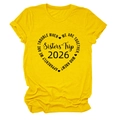 Détail du graphisme Sisters' Trip 2026 en forme de cœur noir sur un T-shirt coton jaune - Jaune (Police Noire)