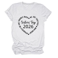 Détail de l'imprimé Sisters' Trip 2026 sur t-shirt blanc avec texte en forme de cœur - Blanc (Police Noire)