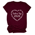 Détail du motif Sisters' Trip 2026 blanc sur un t-shirt en coton bordeaux à col rond - Rouge Vin (Police Blanche)