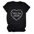 Détail du graphique cœur et texte sisters trip 2026 sur un t-shirt en coton noir - Noir (Police Blanche)