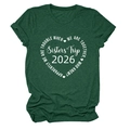 Détail de l'imprimé Sisters' Trip 2026 sur un t-shirt vert foncé à manches courtes et col rond - Vert Rétro (Police Blanche)