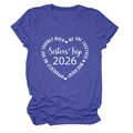 Détail de l'imprimé coeur Sisters' Trip 2026 sur un t-shirt en coton bleu chiné - Bleu Rétro (Police Blanche)