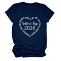 Détail d'un t-shirt en coton bleu marine avec imprimé graphique Sisters Trip 2026 - Bleu Marine (Police Blanche)