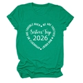 Détail de l'imprimé coeur Sisters Trip 2026 blanc sur un t-shirt en coton vert émeraude - Vert Foncé (Police Blanche)