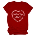 Détail du t-shirt rouge vin avec motif cœur blanc Sisters Trip 2026 et col rond - Rouge (Police Blanche)