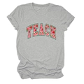 Dettaglio della stampa fragola TEACH e risvolto manica su t-shirt grigia in cotone - S / Grigio chiaro