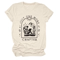 Dettaglio della grafica gotica scheletro che legge Just One More Chapter su t-shirt beige - S / Sabbia (Testo Nero)