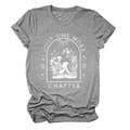 Dettaglio della stampa Just One More Chapter su t-shirt grigia con teschio che legge - S / Grigio Scuro (Testo Bianco)