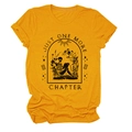 Dettaglio di t-shirt in cotone giallo zenzero con grafica teschio e scritte per lettori - S / Giallo Senape (Testo Nero)