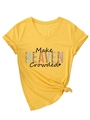 Dettaglio della t-shirt gialla con scollo a V, stampa testo e dettaglio nodo laterale - S / Giallo