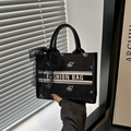 Grand sac fourre-tout à texture de rose et nœud en dentelle noire, porté avec élégance - Noir