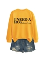 Dettaglio felpa gialla con stampa I Need A Huge Glass Of Wine e pantaloncini di jeans - Giallo (Carattere Nero)