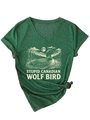 Détail d'un t-shirt col en V vert foncé avec imprimé huart et ourlet noué élégant - Vert Vintage