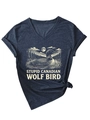 Détail d'un t-shirt bleu marine à col en V avec imprimé et noeud latéral élégant - Bleu Marine