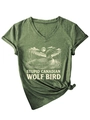 Détail d'un t-shirt col V vert olive avec motif oiseau loup et nœud sur le bas - Vert olive