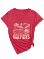 Détail du t-shirt rouge col en V avec illustration de huart vintage et ourlet noué - Rouge Foncé
