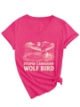 Détail d'un t-shirt à col en V rose fuchsia avec imprimé huart rétro et texte humour - Rose rouge