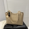 Elegante borsa tote beige con dettaglio in sciarpa di seta vista da un'angolazione di 45 gradi - Kaki