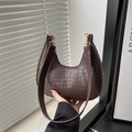 Sac hobo marron foncé tissé en forme de croissant avec des finitions dorées élégantes - Marron