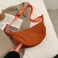Caramel Nylon Halbmond Umhängetasche mit verstellbarem orangem Riemen in Lifestyle-Szene - Orange