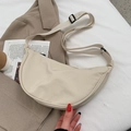 Minimalistische beige Nylon-Halbmondtasche mit verstellbarem breitem Stoffgurt - Beige