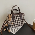 Sac à bandoulière pied-de-poule avec bordure en cuir marron et breloque lapin - Pied-de-poule Café avec Pendentif