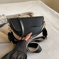 Bolso montura minimalista en cuero negro mate con solapa ondulada y herrajes dorados - Negro