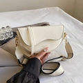 Bolso tipo silla de montar beige con herrajes dorados y correa ancha de tejido mixto - Blanco