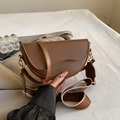 Bolso de hombro tipo silla de montar marrón para mujer con correa ancha y herrajes dorados - Marrón