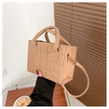 Dettaglio della borsa trapuntata beige con logo dorato e tracolla rimovibile - Cachi chiaro
