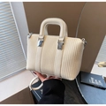 Dettaglio borsa a tracolla bianco panna con trama verticale e finiture in metallo argento - Bianco Sporco