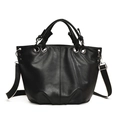 Borsa tote nera in pelle con occhielli metallici argentati e ampia tracolla in tessuto - Nero