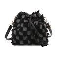 Sac seau chic à carreaux noir et blanc avec bords effilochés et cordon de serrage - Grille Noire