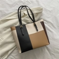 Bolso tote patchwork multicolor negro y beige con hebillas doradas en las correas finas - Caqui