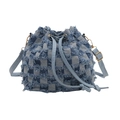 Sac seau en denim bleu à damier avec bords effilochés et bandoulière réglable - Carreaux Bleu