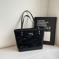 Minimalistische schwarze Tragetasche mit silberner Schleife und Knitteroptik - Schwarz